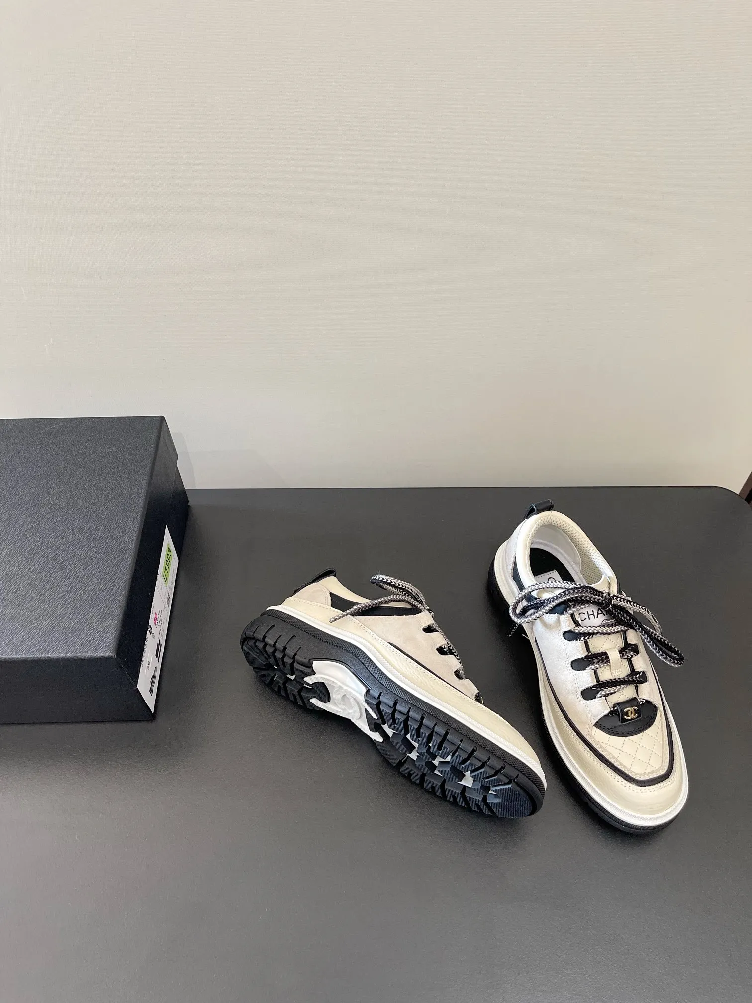👟👟Ex-factory price 560👟👟 𝐂𝐇𝐀𝐍𝐄𝐋 Chanel's latest diamond lace sports sneakers in new colors ✔️ Full cowhide leather surface. The new color matching fabric adds many elements to make it look very delicate. When you put it on, your legs will become longer in seconds. The authentic replica of the counter. The upper part can be said to be really super good! Size: 35-41 original packaging